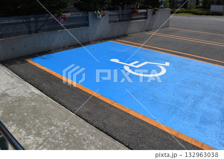 車椅子マーク 思いやり駐車場 車椅子マーク 思いやり駐車場 132963038