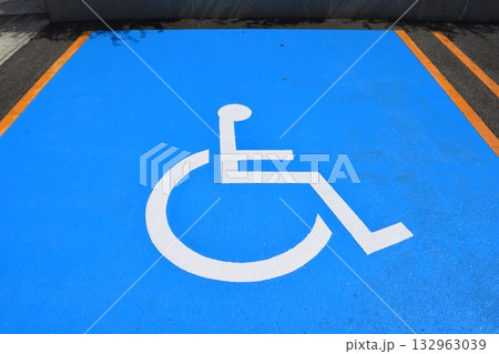 車椅子マーク 思いやり駐車場 車椅子マーク 思いやり駐車場 132963039