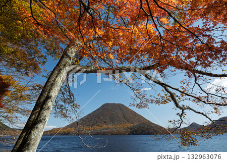 秋の榛名山 榛名湖と榛名富士 秋の榛名山 榛名湖と榛名富士 132963076