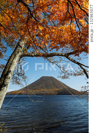 秋の榛名山 榛名湖と榛名富士 秋の榛名山 榛名湖と榛名富士 132963077