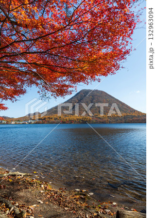 秋の榛名山　榛名湖と榛名富士 132963094