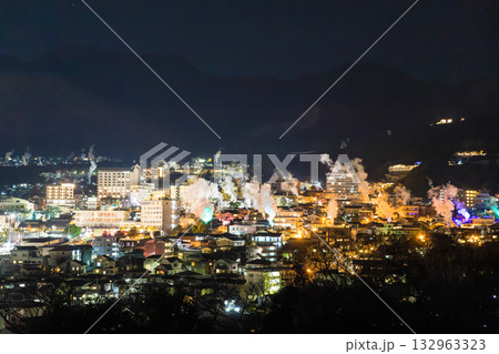 湯けむり展望台の湯けむりと夜景(大分県別府市) 湯けむり展望台の湯けむりと夜景(大分県別府市) 132963323