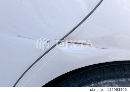 自動車後部タイヤ付近のへこみ傷 自動車後部タイヤ付近のへこみ傷 132963506