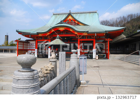 犬山成田山・名古屋別院大聖寺の荘厳な本堂、青空に映える朱塗りの寺院建築 132963717