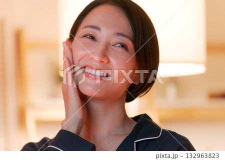 肌の潤いを実感する女性 132963823