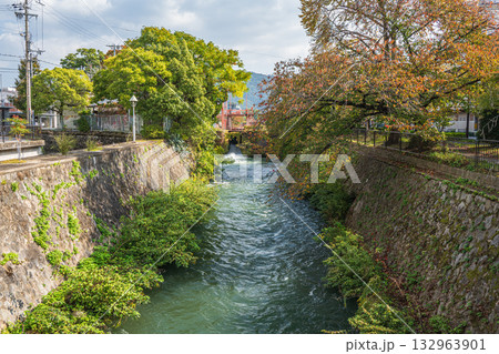 秋の琵琶湖疏水風景　京都市 132963901