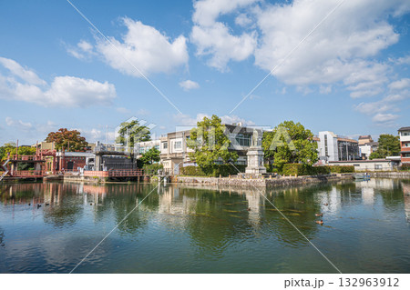 秋の琵琶湖疏水風景　夷川船溜　京都市 132963912
