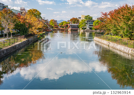 秋の琵琶湖疏水風景 夷川船溜 京都市 秋の琵琶湖疏水風景 夷川船溜 京都市 132963914