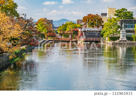 秋の琵琶湖疏水風景　夷川船溜　京都市 132963915