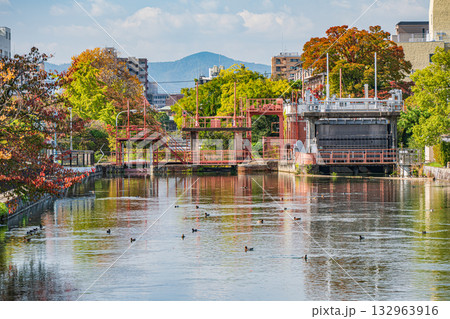 秋の琵琶湖疏水風景　夷川船溜　京都市 132963916