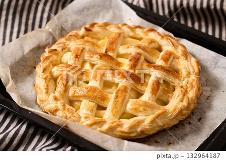 焼き上がったアップルパイ 132964187