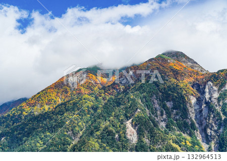 紅葉が始まった穂高連峰 132964513