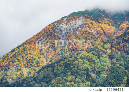紅葉が始まった穂高連峰 132964514