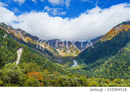 紅葉が始まった穂高連峰 132964518