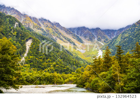 紅葉が始まった穂高連峰 132964523