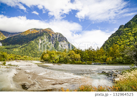 紅葉が始まった穂高連峰 紅葉が始まった穂高連峰 132964525