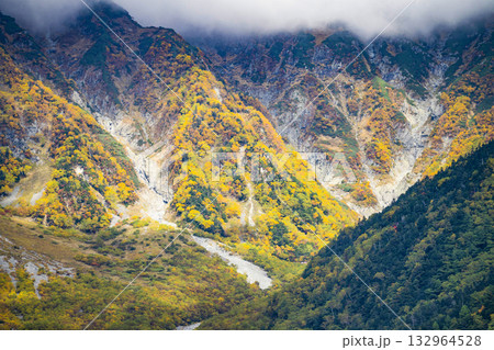 紅葉が始まった穂高連峰 132964528
