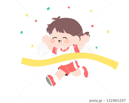 紙吹雪が舞う中ゴールする女の子 132965207