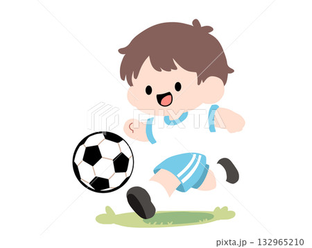 サッカーをする男の子(足元草あり) サッカーをする男の子(足元草あり) 132965210