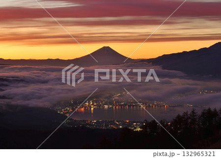 高ボッチ高原から望む夜明けの富士山と諏訪湖 高ボッチ高原から望む夜明けの富士山と諏訪湖 132965321