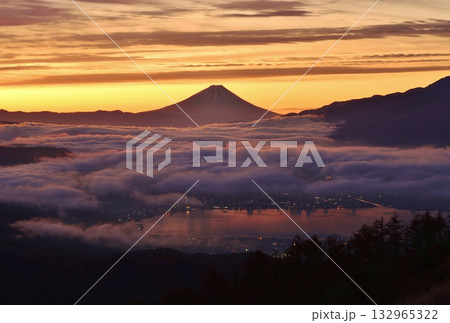 高ボッチ高原から望む夜明けの富士山と諏訪湖 132965322