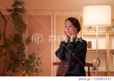 肌の手入れをする女性 132965331