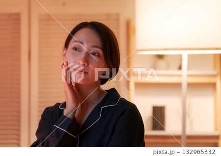 肌の手入れをする女性 肌の手入れをする女性 132965332