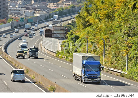 高速道路を走るトラック 132965344