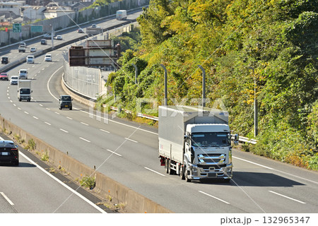 高速道路を走るトラック 132965347
