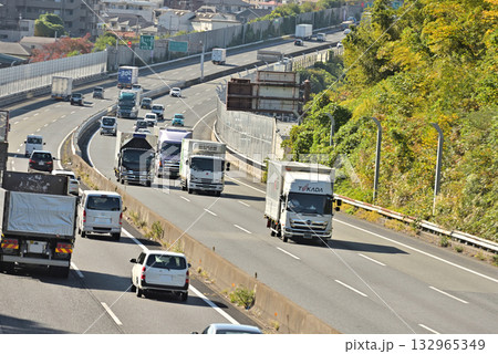 高速道路を走るトラック 132965349