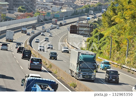 高速道路を走るトラック 132965350