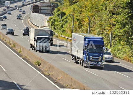 高速道路を走るトラック 高速道路を走るトラック 132965351