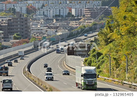 高速道路を走るトラック 132965405