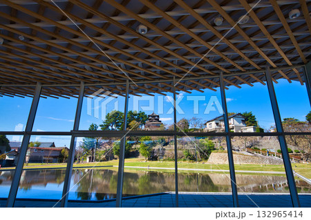 水面に映る丸岡城 水面に映る丸岡城 132965414