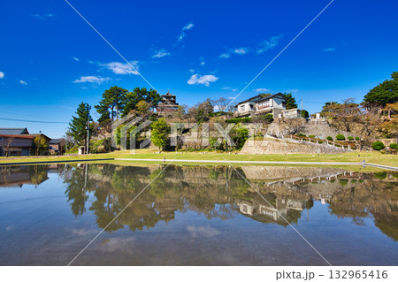 水面に映る丸岡城 132965416