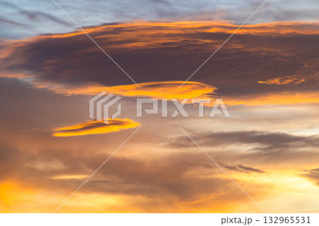 美しい夕焼け雲 c-2-2 高コントラスト 美しい夕焼け雲 c-2-2 高コントラスト 132965531