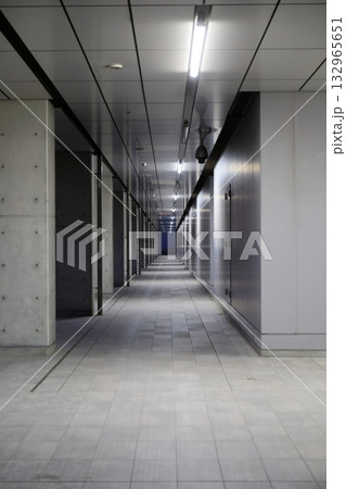 連続するコンクリート打ち放しの柱 132965651