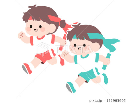 リレーをしている男の子と女の子 132965695