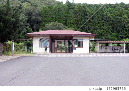 閑散とした東雲駅 132965786