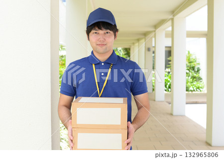 荷物を運ぶ男性 132965806