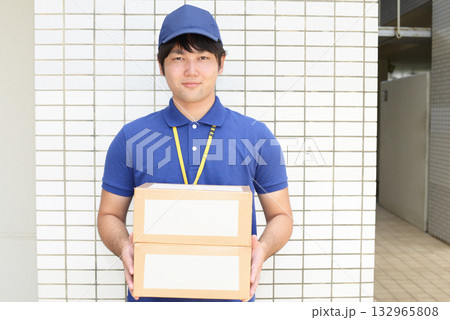 荷物を運ぶ男性 荷物を運ぶ男性 132965808