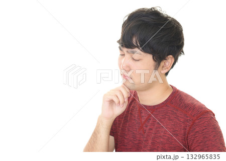 考える男性 132965835