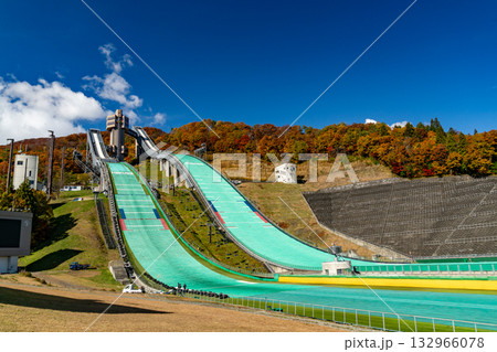 白馬ジャンプ競技場と紅葉した山 白馬ジャンプ競技場と紅葉した山 132966078