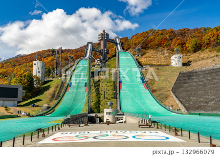 白馬ジャンプ競技場と紅葉した山 白馬ジャンプ競技場と紅葉した山 132966079