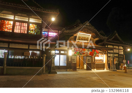 道後温泉・夜景(愛媛県・松山市) 道後温泉・夜景(愛媛県・松山市) 132966118