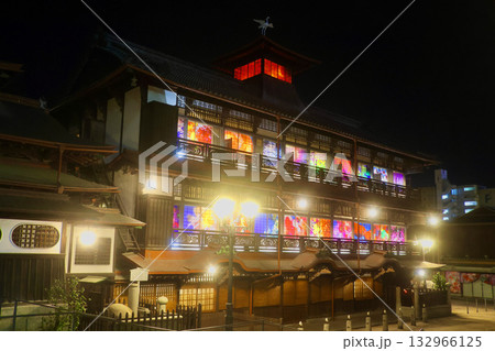 道後温泉・夜景(愛媛県・松山市) 道後温泉・夜景(愛媛県・松山市) 132966125