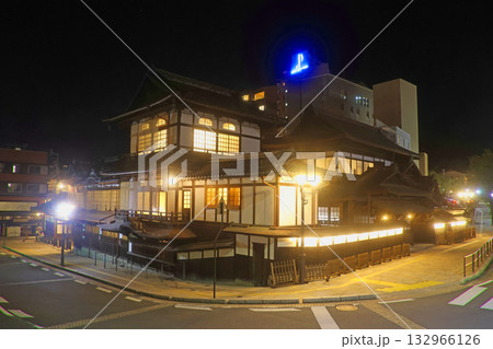 道後温泉・夜景(愛媛県・松山市) 道後温泉・夜景(愛媛県・松山市) 132966126