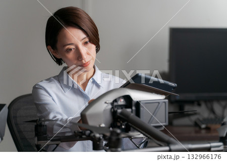 ドローンの点検整備をする人 ドローンの点検整備をする人 132966176