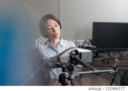 ドローンの点検整備をする人 ドローンの点検整備をする人 132966177