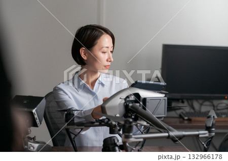 ドローンの点検整備をする人 132966178